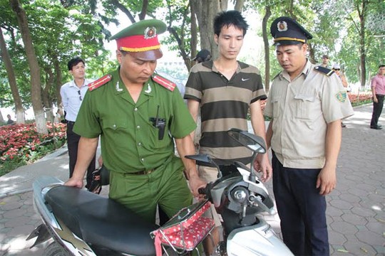 Hà[-]Nội:[-]Nam[-]thanh[-]niên[-]nhảy[-]xuống[-]hồ[-]Gươm[-]bơi[-]ra[-]Tháp[-]Rùa...[-]cho[-]mát